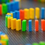 1回で2度倒れる?ブロック塀を使った謎のドミノ倒しが話題に