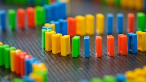1回で2度倒れる？ブロック塀を使った謎のドミノ倒しが話題に