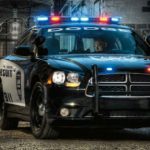 車で走行中にパトカーに止められた男性。捕まるかと思いきや、警察官は代わりに驚きのモノを差し出した…
