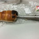 【炎上中】フジパンのチョココルネに13cmの金型の異物混入。その後の対応が最悪だった…