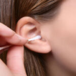 実は耳に悪影響？！耳掃除の最新事情について
