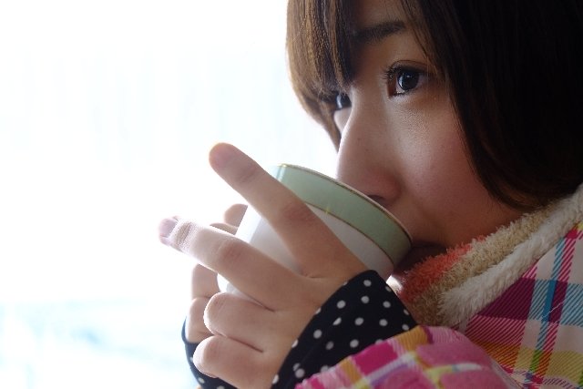 白湯を飲む女性