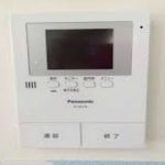 【恐怖！】格安の新居で喜んでいたら、インターホンに恐ろしいものが…