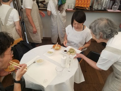 配膳するおばあちゃん
