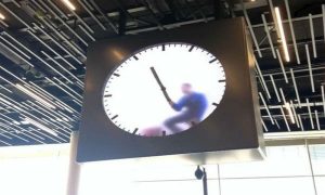 オランダの空港にある「毎分ごとに中の人が手書きしている時計」がスゴすぎｗｗｗ