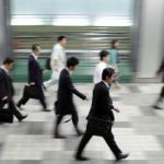 【画像】日本のサラリーマンやばすぎ！駅の階段で弁当を食べる