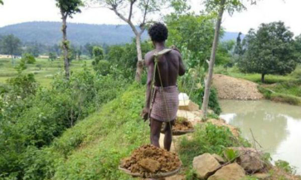 【実話】水不足の村を救うため、27年かけて1人でダムを作った男。