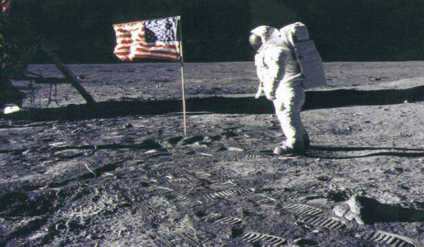 【画像あり】月面着陸は嘘だった！？アポロ計画の写真にスタッフの影がｗｗｗ