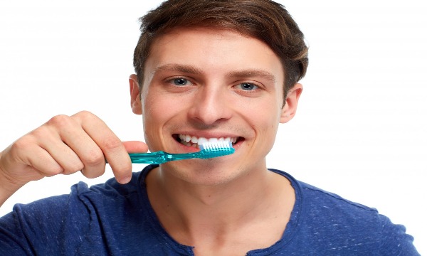 歯磨きするとき歯ブラシ水で濡らすやつwwヤバイぞwwww