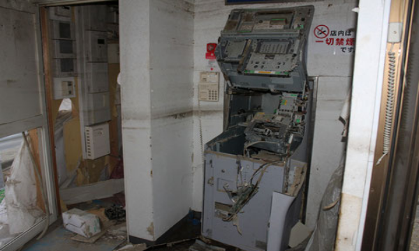【3.11】震災に乗じて火事場泥棒・・・ATMの写真が酷すぎる・・・