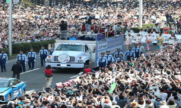 仙台の”祝賀”パレードに羽生結弦選手が登場！！大歓声の中、ファンのマナーが凄すぎたwwww