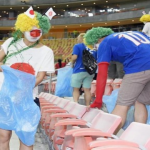 ワールドカップの試合後に日本人サポがゴミ拾い！！その理由が…