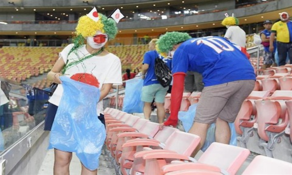 ワールドカップの試合後に日本人サポがゴミ拾い！！その理由が…