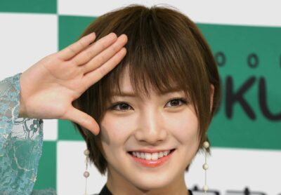 AKB48の岡田奈々が俳優との交際を報じられ、謝罪と共に卒業を発表。ハロプロの恋愛問題の対処方法